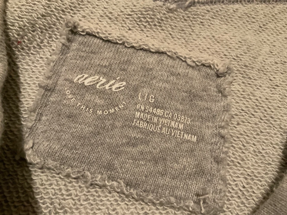 SUDADERA SUELTA CON CUELLO EN V AERIE DOWNTIME (GRANDE PARA MUJER) ESTAMPADO GRÁFICO JASPEADO Foto 4 de 4