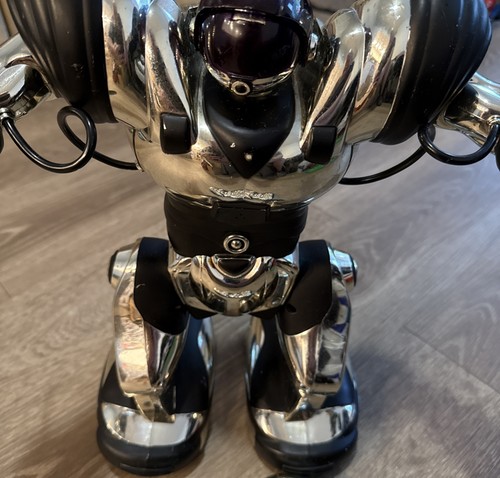 Imagen más nítida Robosapien WW250 con control remoto probado excelente dorado y negro - Imagen 3 de 4