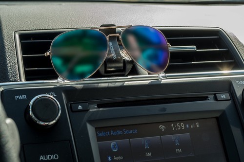 Soporte para gafas de sol para parasol/ventilación - Sostiene convenientemente gafas de sol - Fácil de... - Imagen 3 de 8