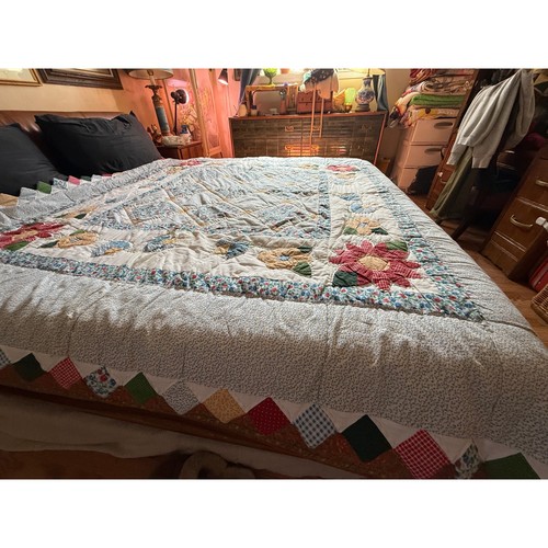 Vintage Cottage Blanket Quilt Handmade Hand Sewn Sawtooth Edge Flowers - Picture 9 of 11