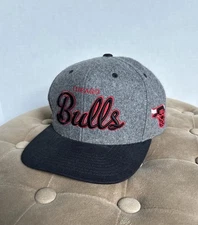 Chicago Bulls Script Mitchell & Ness Snapback Cap Men Gray Black Classic Wool