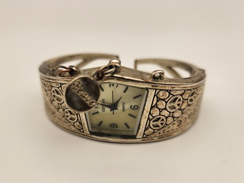 Geneva Quarz Armband Uhr Damen silberfarben Scroll Open Manschette mit Charm - Bild 1 von 10