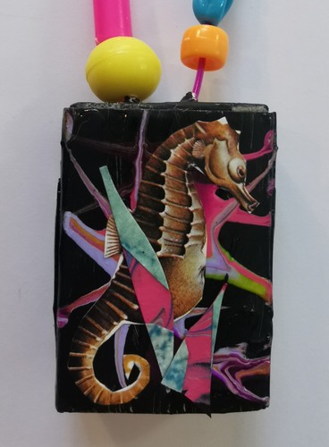 Festivalkette. Einzigartige Collage Design Streichholzschachtel Stil Anhänger mit Perlen - Bild 14 von 23
