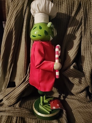 Weihnachten Koch Frosch Nussknacker 14" mit rotem Mantel, Kochmütze, Zuckerstange - Bild 2 von 4