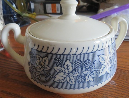 Vintage White Blue Sugar Bowl & Cover Handles Blue Leafs Leaves Berries - Picture 6 of 17