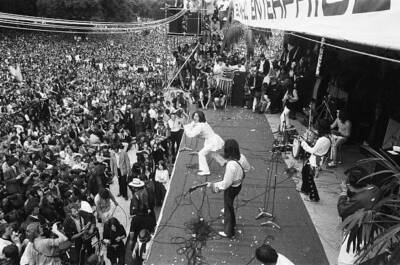 Mick Jagger sings on stage at a free Rolling Stones concert in- 1969 Old Photo 1