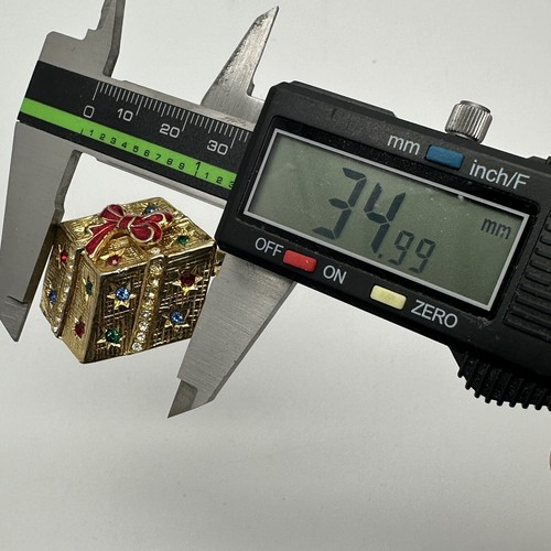 Enameled Christmas Gift Rhinestone Present Ribbon Gold Red Brooch Pin - Picture 9 of 10