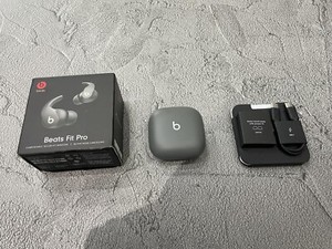 Beats Fit Pro キムカーダシアン　ムーン　中古品 Open Box Beats Fit Pro x Kim Kardashian Noise Cancelling
