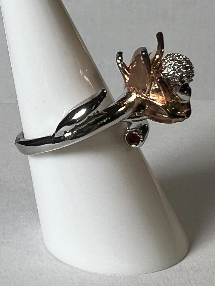 Anillo de calavera y rosa enchapado en plata y rosa Wicked con circonita cúbica transparente y roja tallas 7 y 8 Foto 4 de 4