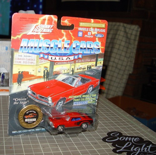 ⚡Johnny Lightning 1994🔥'71 HEMI-CUDA Red & Collector Coin⭐Muscle Cars Series - Picture 1 of 7