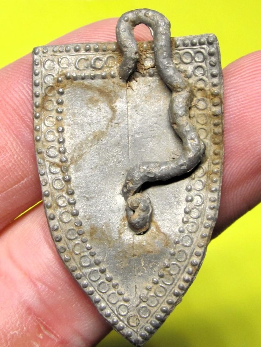ESPECTACULAR RARISIMO PINJANTE MEDIEVAL EN FORMA DE ESCUDO EN PLOMO? S. XII-XV?