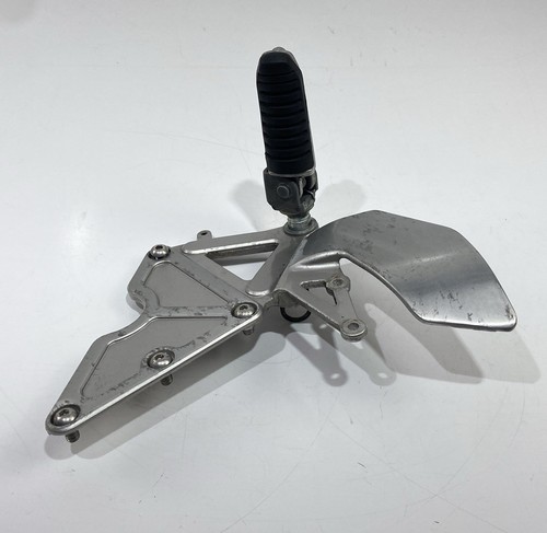 ♻️ Suzuki GSF 400 Bandit 1991 - 1995 Front Right Hanger Footrest Peg & Bolts ♻️ - Picture 12 of 15