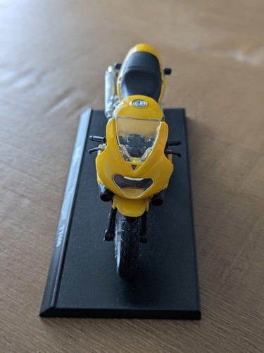 Maisto 1:18 Triumph TT600 Motorbike Model - Picture 5 of 9