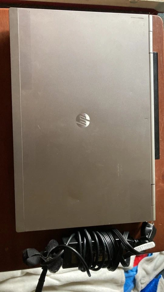 HP Elite Book 8560p14.9 pulgadas La CPU es una GPU Intel I5-2550M y Redeon HD5470M Foto 4 de 4