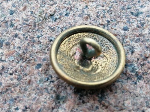 WW1 Original German Army Uniform Brass Button with Crown, Marked (1681) - Picture 4 of 6