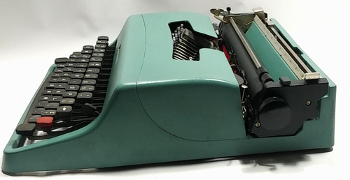 Vintage Olivetti LETTERA 32 Manual Typewriter in Beautiful Condition - Picture 13 of 16