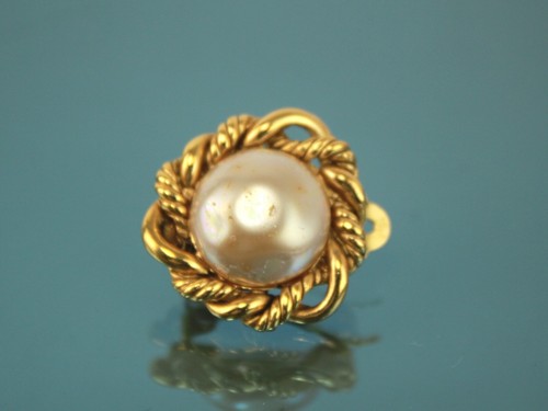 CHANEL Pearl Gold-Tone Clip on Round Earrings Women's Accessories Vintage Used - Picture 13 of 15