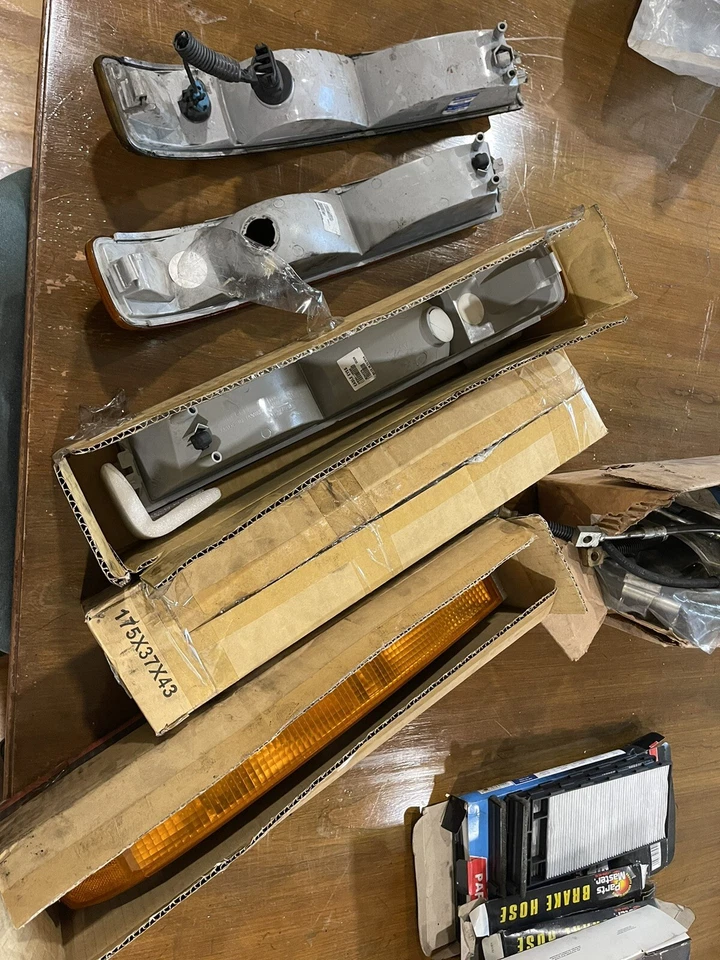 GM344-U000L Fits 2003-2014 GMC Savana 1500 Park Signal Side Marker Light Side - Image 2 of 2