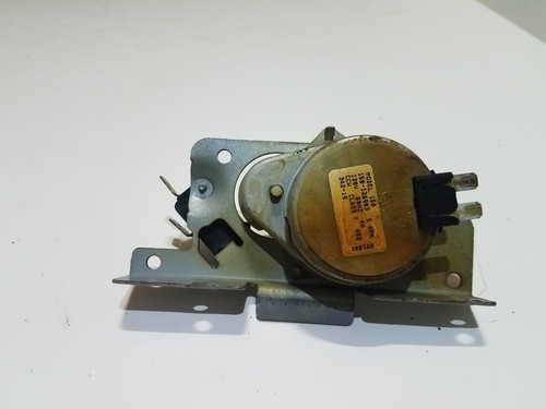 Gruppo motore e interruttore serratura porta Whirlpool modello RF364PXKQ1 WPW10107830 - Foto 2 di 3