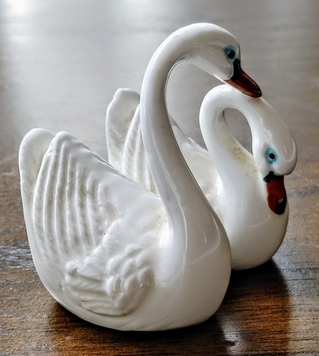 RARE VINTAGE FITZ & FLOYD FINE CERAMIC 2 WHITE SWANS with RED BEACKS FIGURINE - Picture 3 of 13