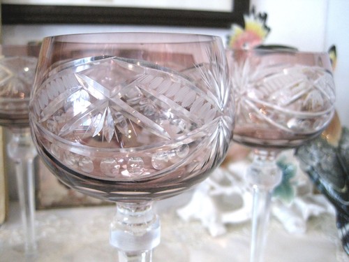6 alte Weingläser Stiel+Fuß beschliffen Römer Überfang rot rose lila aubergine - Bild 13 von 20