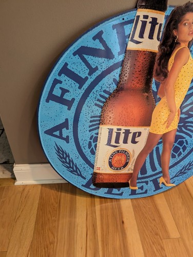 Letrero de lata de metal de cerveza Miller Lite vintage niña dama 36x35 - Imagen 2 de 9