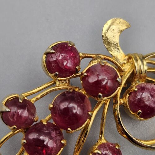 Broche de uvas rubí crudo de colección racimo de cabujón tono dorado raro prendedor inmobiliario LEER - Imagen 4 de 9