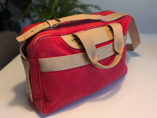 Lacoste Messenger / Shoulder Bag. Vintage Red Canvas & Beige Leather - Picture 11 of 24