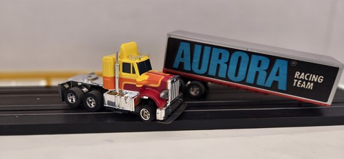 AURORA AFX RIG SEMI CAMIÓN SLOT CAR AÑOS 70 EN NARANJA/AMARILLO, SIN RANURAS - Imagen 6 de 9