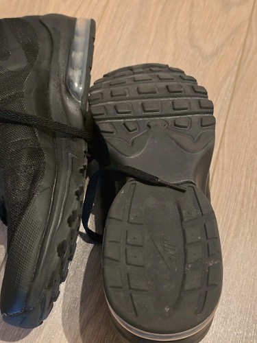Nike Air Max Invigor UK 7.5 Triple Black Trainers Great Condition - Picture 10 of 10