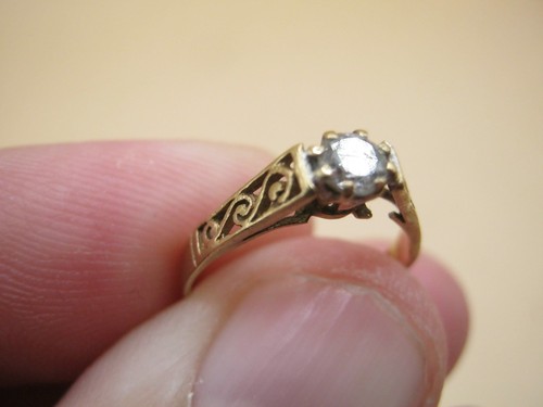 Anillo solitario vintage de oro amarillo con sello estilo brutalista de 9k talla H - Imagen 3 de 6