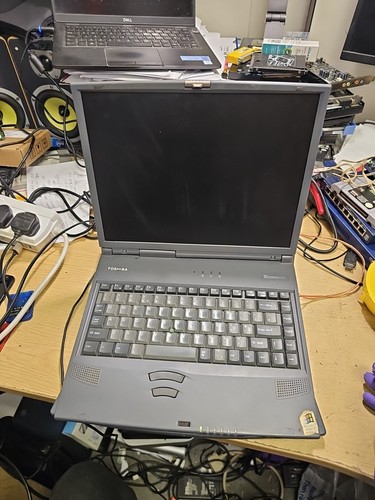 Toshiba Tecra 8000 with Docking Station -NOT POWERING ON THE SCREEN-SPARES/REPAI - Picture 2 of 24