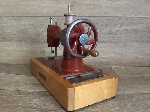 VINTAGE SOVIET USSR MINI CHILDRENS SEWING MACHINE TOY 1980s ORANGE METAL - Picture 2 of 24