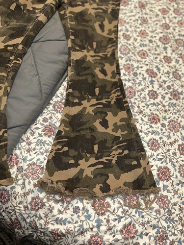 Home Folk Women’s Hitchhiker Bell Bottom Camo Jeans Sz 8 Distressed Bottoms - Picture 4 of 19