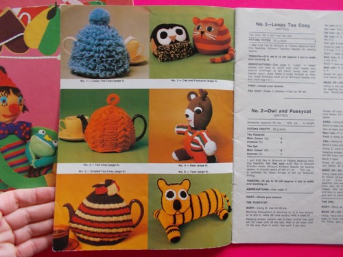 PATONS - NICK NACKS! C41 BAZAAR TIME C 37 - JUGUETES MUÑECAS TÉ ACOGEDOR - TEJIDO A MANO - Imagen 4 de 5