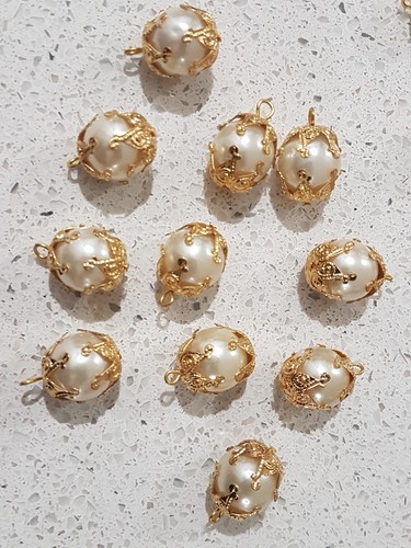 Bulk Lot of 120x Brand New Gold and Pearl Vintage sewing buttons - Picture 2 of 2