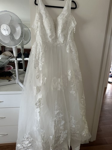 White Tulle Appliqué V-neck A-Line Wedding Dress Size 14 - Picture 2 of 10