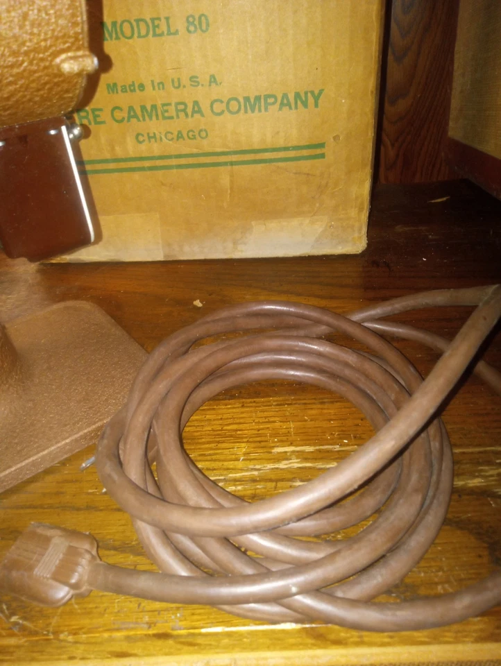 Проектор Revere Camera Company 8 мм модель 85 - 1940-е с оригинальной коробкой и катушкой  - Изображение 4 из 4