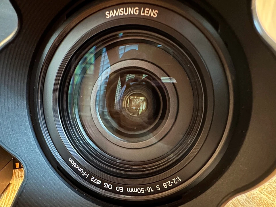 Kit de Câmera Samsung NX1 28.2MP/4K com Lente Premium 16-50mm S +Grip +2 Baterias - Imagem 3 de 4