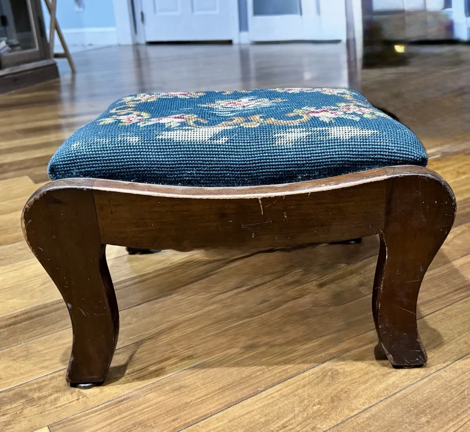 Taburete victoriano de punta de aguja y pie de caoba del siglo XIX Foto 4 de 4