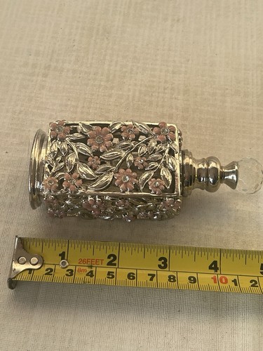 Nachfüllbarer filagraner Parfümflakon aus Metall mit Schraubverschluss und rosa Blumen mit Schmucksteinen - Bild 10 von 10