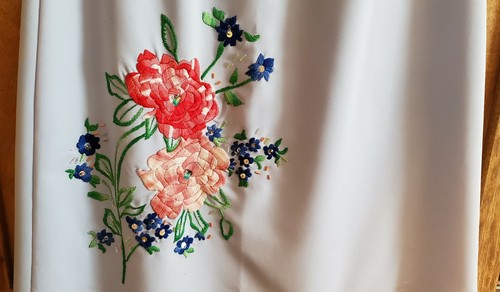 Schönes Set Bluse und Rock mit Blumenmotiven auf blauem Stoff - Bild 5 von 12