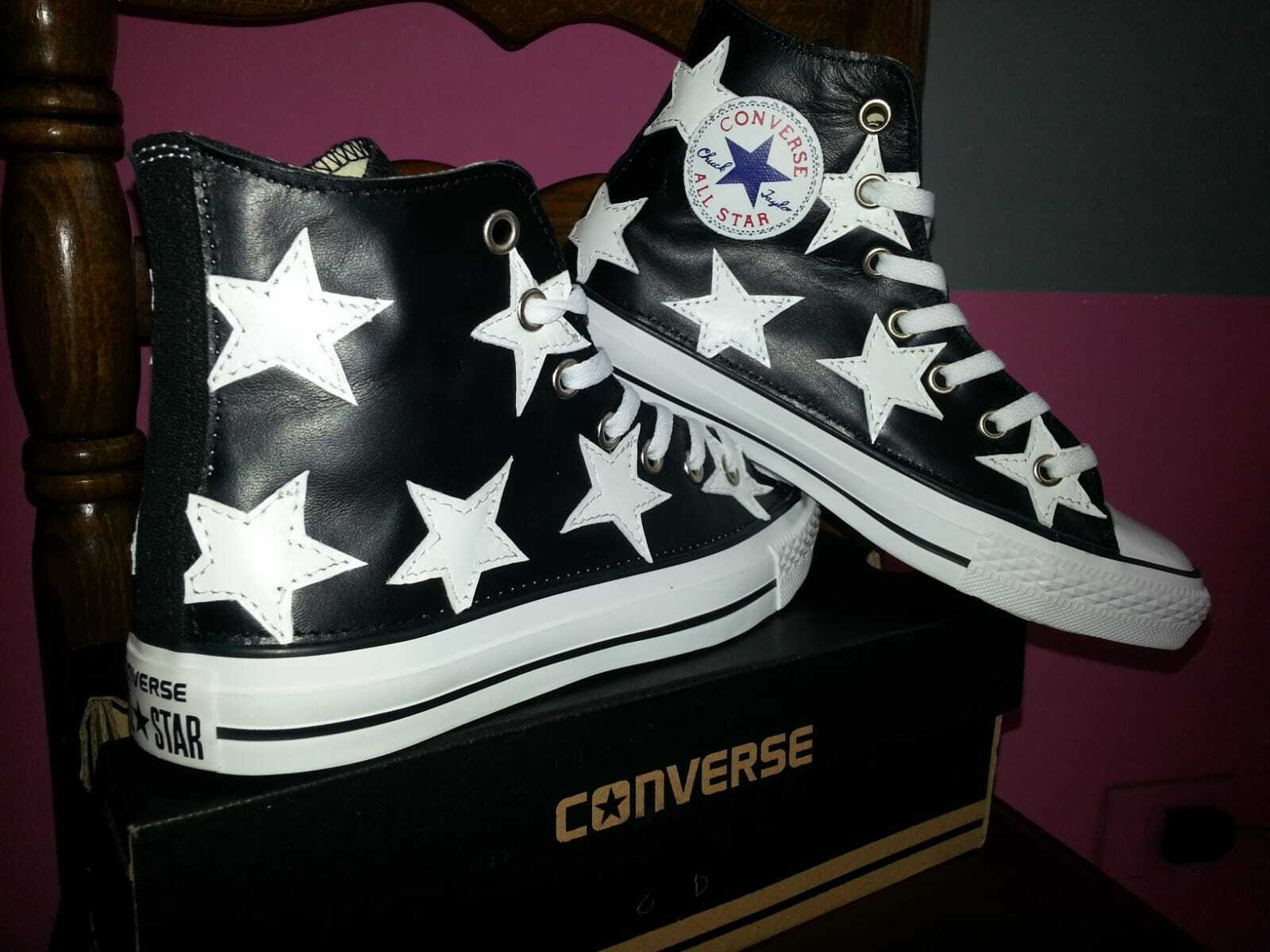 Converse all star nera con pelle nera e stelle bianche Converse all star nera con pelle nera e stelle bianche
