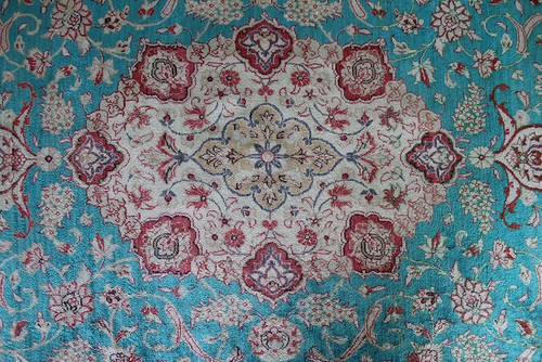 UNA EXCEPCIONAL ALFOMBRA DE SEDA PERSA Q U M HECHA A MANO CON DISEÑO FLORAL 120 X 75 CM - Imagen 2 de 6