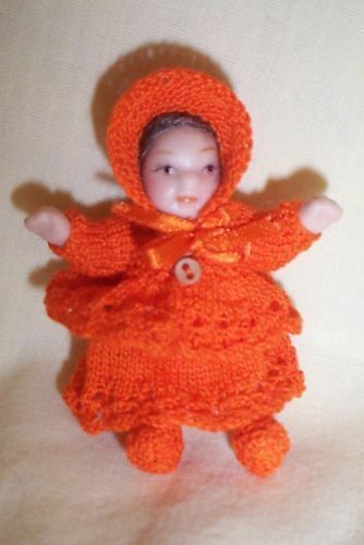 DOLLS HOUSE DOLLS 1:12 SCALE IN HAND KNITTED OUTFIT TO CHOOSE FROM - Picture 2 of 5