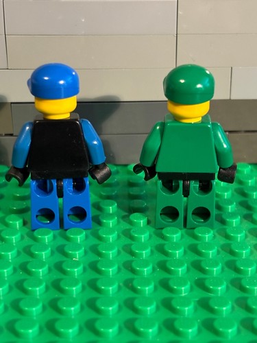 2 Artic Town arc003 Black Blue Cap & arc007 Green Cap Lego Minifigure COMPLETE - Picture 2 of 2
