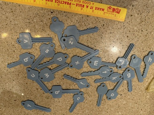 Lotto set SERRATURE APPRENDIMENTO ALFABETO LAKESHORE CON CHIAVI *Pezzi mancanti vedi dettagli - Foto 2 di 24