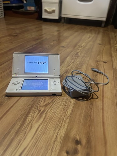 Working Nintendo DSi Console White Handheld System and Charger No Stylus TWL001