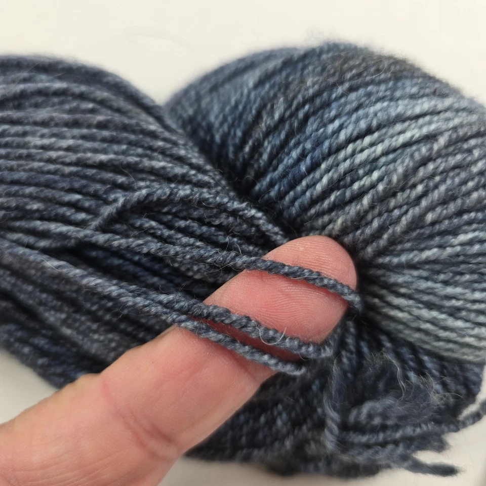Hilo Malabrigo Dos Tierras DK Lana Merino Alpaca Cirrus Gris Azul 210 Yd Foto 4 de 4
