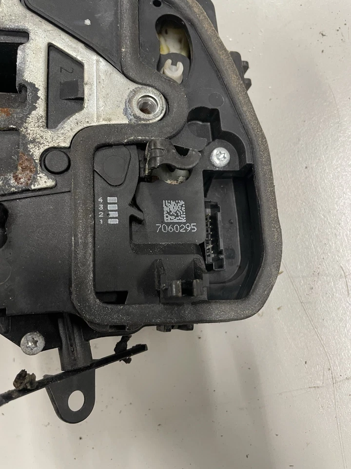 BMW 335i 328i E90 2007 2008 2009 2010 2011 actuador de bloqueo de pestillo de puerta trasera izquierda Foto 2 de 4